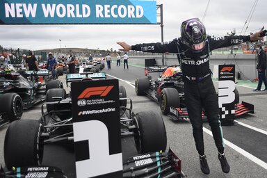 Lewis Hamilton érthetően repesett az örömtől (Fotó: Beta/AP)