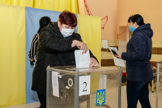 Egy helyi asszony szavaz választókerületében a kárpátaljai Zápszonyban (Fotó: Nemes János – MTI)