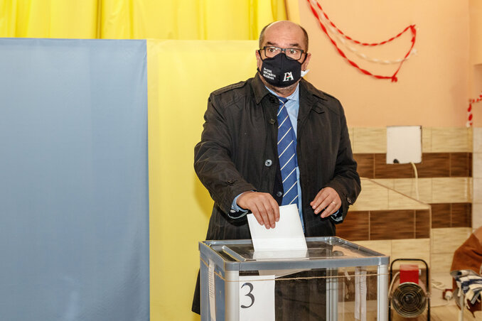 Brenzovics László, a KMKSZ elnöke szavaz a kárpátaljai Zápszonyban (Fotó: Nemes János – MTI)
