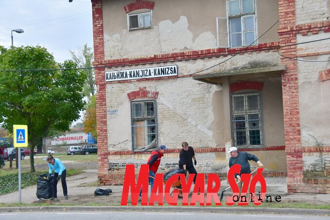 A munkaakcióban teljes erőbedobással, jó hangulatban dolgoztak az önkéntesek (Fotó: Puskás Károly) A munkaakcióban teljes erőbedobással, jó hangulatban dolgoztak az önkéntesek (Fotó: Puskás Károly)