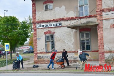 A munkaakcióban teljes erőbedobással, jó hangulatban dolgoztak az önkéntesek (Fotó: Puskás Károly)