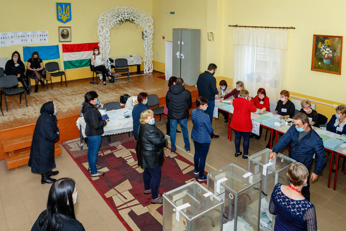 Szavazók Nagydobronyban (Fotó: MTI)