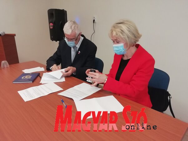 Momo Čolaković és Ökrész Rozália aláírták az együttműködési szerződést (Tóth D. Lívia felvétele)