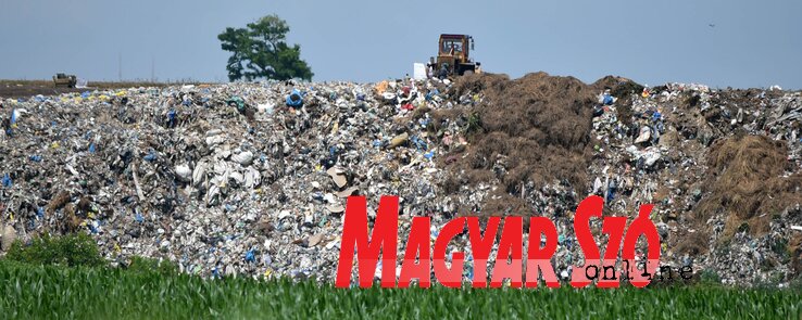 Elképesztő mennyiségű szemetet termelünk, a városi szeméttelep is már több emelet magasra nőtt (Ótos András felvétele)