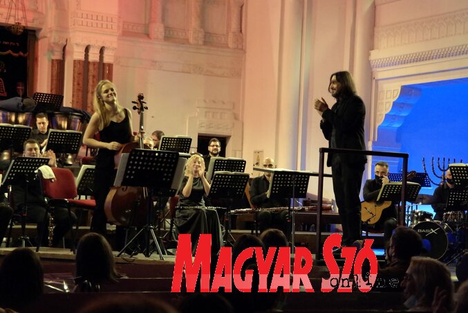 Nemcsak a közönség, hanem a zenekari művészek és Ivan Ilić karmester is elismerését fejezi ki a sikeres koncert után (Fotó: Bozsoki Valéria)