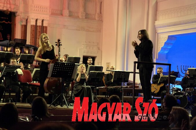 Nemcsak a közönség, hanem a zenekari művészek és Ivan Ilić karmester is elismerését fejezi ki a sikeres koncert után (Fotó: Bozsoki Valéria) Nemcsak a közönség, hanem a zenekari művészek és Ivan Ilić karmester is elismerését fejezi ki a sikeres koncert után (Fotó: Bozsoki Valéria)
