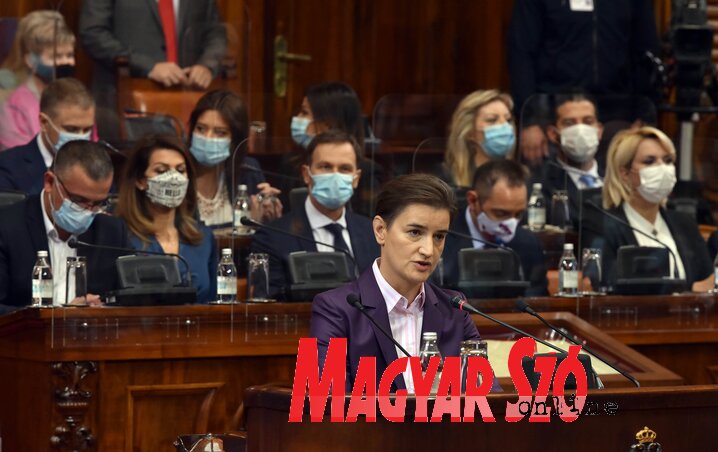 Ana Brnabić az expozéját olvassa (Ótos András felvétele) Ana Brnabić az expozéját olvassa (Ótos András felvétele)