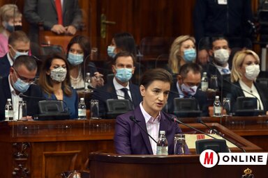 Ana Brnabić az expozéját olvassa (Ótos András felvétele)