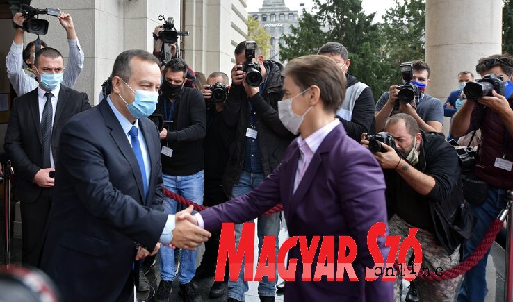 A parlament új elnöke fogadja a kormány új-régi elnökét, avagy Dačić és Brnabić a képviselőház előtt (Ótos András felvétele) A parlament új elnöke fogadja a kormány új-régi elnökét, avagy Dačić és Brnabić a képviselőház előtt (Ótos András felvétele)