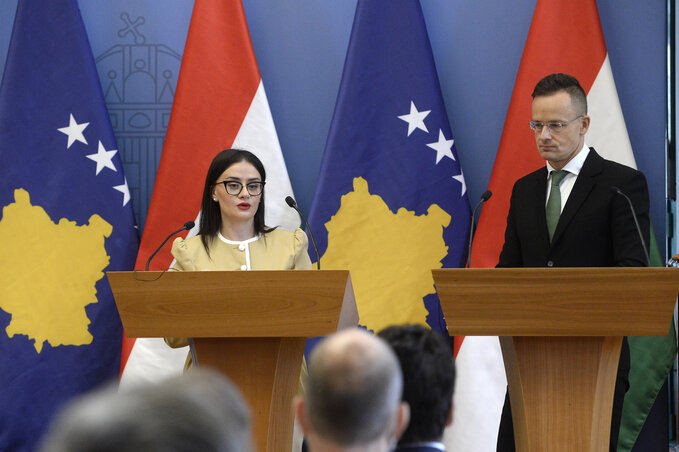 Meliza Haradinaj-Stublla és Szijjártó Péter a sajtótájékoztatón (Fotó: MTI)