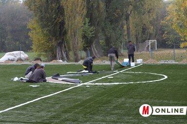 A munkások a műfű lehelyezésén dolgoznak (Lakatos János felvétele)