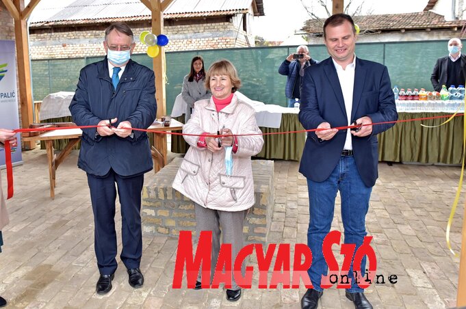 Kern Imre, Izabel Lanji Hnis és Ricz András átvágja a szalagot (Gergely Árpád felvétele) Kern Imre, Izabel Lanji Hnis és Ricz András átvágja a szalagot (Gergely Árpád felvétele)