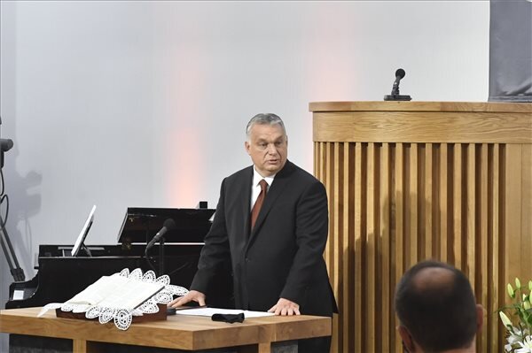 Orbán Viktor beszédet mond hálaadó istentiszteleten a csömöri református templomban (Fotó: MTI) Orbán Viktor beszédet mond hálaadó istentiszteleten a csömöri református templomban (Fotó: MTI)
