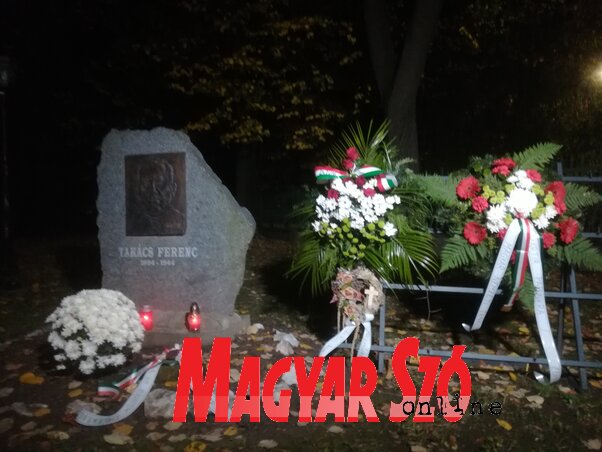 Szombaton este szentmisével emlékeztek a péterrévei hívek a falu mártír papjára,  dr. Takács Ferenc plébánosra.  A Mindenszentek templomban megtartott emlékmise után a helyi közélet és a civil szervezetek képviselői megkoszorúzták a templomkertben dr. Takács Ferenc emlékére 2014-ben felállított domborművet (Fehér Rózsa felvétele)