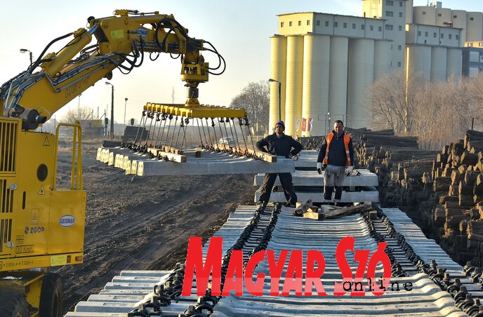 Helyükre kerülnek az új beton talpfák Zentánál (Gergely József felvétele) Helyükre kerülnek az új beton talpfák Zentánál (Gergely József felvétele)