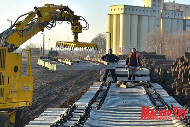 Helyükre kerülnek az új beton talpfák Zentánál (Gergely József felvétele)