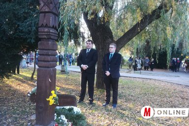 Kiss Igor elnök és Lovasi Latincsity Zsolt titkár a kkt nevében koszorúzott