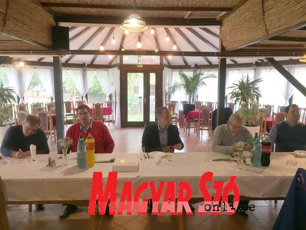 Az asztalfőnél: Željko Trajković, Bálint Zoltán, Süle László, Pásztor István és Fejsztámer Róbert Az asztalfőnél: Željko Trajković, Bálint Zoltán, Süle László, Pásztor István és Fejsztámer Róbert