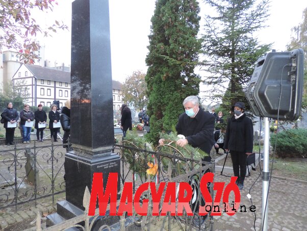 Az ártatlan áldozatok sírhelyénél koszorúztak (Horváth Zsolt felvétele) Az ártatlan áldozatok sírhelyénél koszorúztak (Horváth Zsolt felvétele)