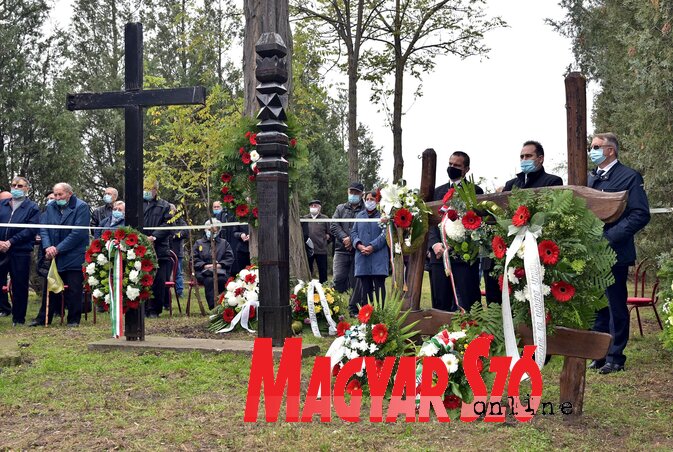 A kegyelet virágai a bajmoki akácfánál (Fotó: Gergely Árpád) A kegyelet virágai a bajmoki akácfánál (Fotó: Gergely Árpád)