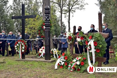 A kegyelet virágai a bajmoki akácfánál (Fotó: Gergely Árpád)