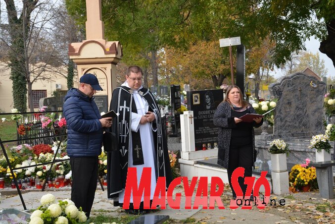 A szenttamási alkalmi gyászszertartást Zsúnyi Tibor atya vezette (Paraczky László felvétele)