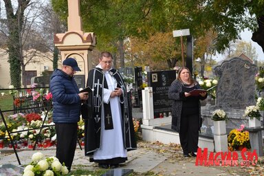 A szenttamási alkalmi gyászszertartást Zsúnyi Tibor atya vezette (Paraczky László felvétele)