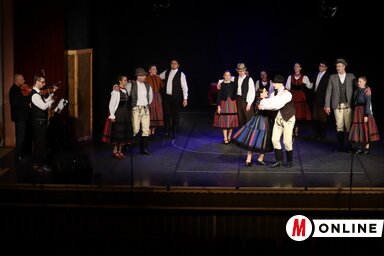 Színpadon a Rizgetős táncegyüttes (Lakatos János felvétele)