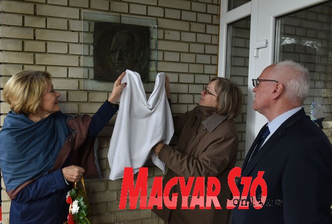 Archív felvétel az emléktábla tavalyi felavatásáról: balról Ökrész Rozália, a Magyar Szó igazgatója, Krekity Olga jeles versmondó, a Vajdasági Magyar Versmondók Egyesületének alapítója és tiszteletbeli elnöke, valamint Hajnal Jenő, az MNT elnöke Archív felvétel az emléktábla tavalyi felavatásáról: balról Ökrész Rozália, a Magyar Szó igazgatója, Krekity Olga jeles versmondó, a Vajdasági Magyar Versmondók Egyesületének alapítója és tiszteletbeli elnöke, valamint Hajnal Jenő, az MNT elnöke