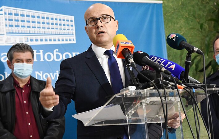 Miloš Vučević, Újvidék polgármestere sajtótájékoztatón jelentette be a székvárosi szigorításokat (Fotó: Beta) Miloš Vučević, Újvidék polgármestere sajtótájékoztatón jelentette be a székvárosi szigorításokat (Fotó: Beta)