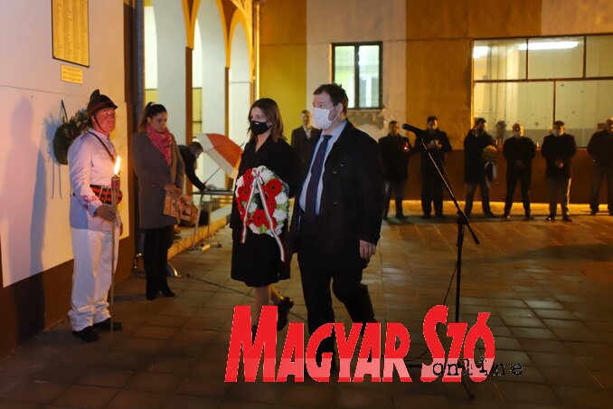 Csalóközi Eszter és dr. Csige Gábor elhelyezik a kegyelet virágait Csalóközi Eszter és dr. Csige Gábor elhelyezik a kegyelet virágait