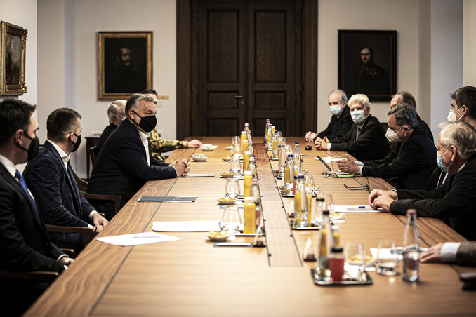 Orbán Viktor az Egészségügyi Tudományos Tanács elnökségi tagjaival tárgyal (Fotó: MTI)