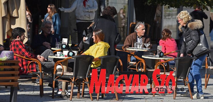 November 30-áig Újvidéken tilos rendezvényeket tartani, kivételt képeznek a kulturális manifesztációk. A kávézók nyitva maradnak