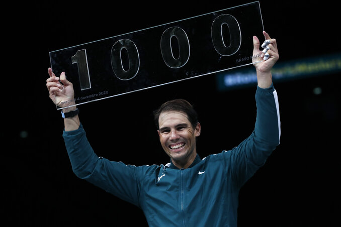 Rafael Nadal az ezredik győzelmét mutató táblával (Fotó: Beta/AP)