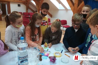 Vízben bontottak szirmot a papírvirágok (Fehér Rózsa felvétele)