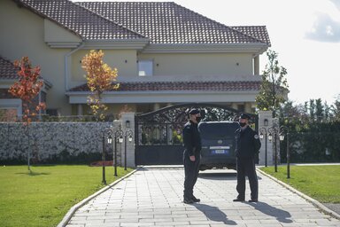 A koszovói rendőrség pénteken több házkutatást tartott, köztük Thaçi çagllavicëi (čaglavicai) házát is átfésülték (Fotó: AP via Beta)