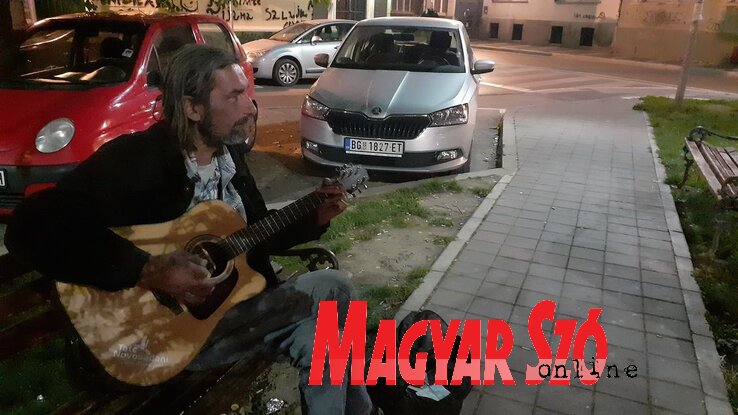 Jovan Daraboš, a legrégebbi utcazenész a városban (Fotó: Győri Norbert) Jovan Daraboš, a legrégebbi utcazenész a városban (Fotó: Győri Norbert)