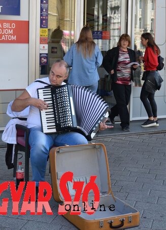 Dušan félprofi zenész létére nem szégyell az utca emberének zenélni (Foto: Dávid Csilla)