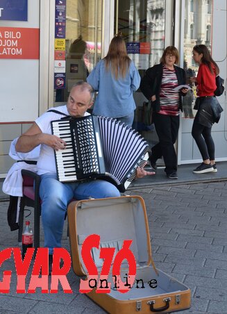 Dušan félprofi zenész létére nem szégyell az utca emberének zenélni (Foto: Dávid Csilla) Dušan félprofi zenész létére nem szégyell az utca emberének zenélni (Foto: Dávid Csilla)