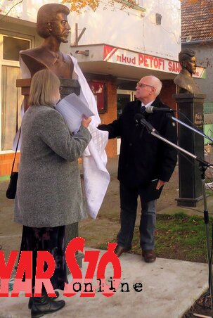Kovács Jolánka és Hajnal Jenő leplezték le a mellszobrot (Fotó: Kecskés István) Kovács Jolánka és Hajnal Jenő leplezték le a mellszobrot (Fotó: Kecskés István)