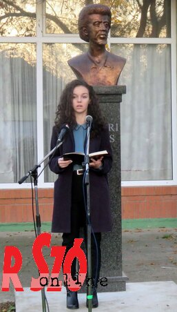 Sziveri Emese, a költő unokája is szavalt az avatóünnepségen (Fotó: Kecskés István) Sziveri Emese, a költő unokája is szavalt az avatóünnepségen (Fotó: Kecskés István)