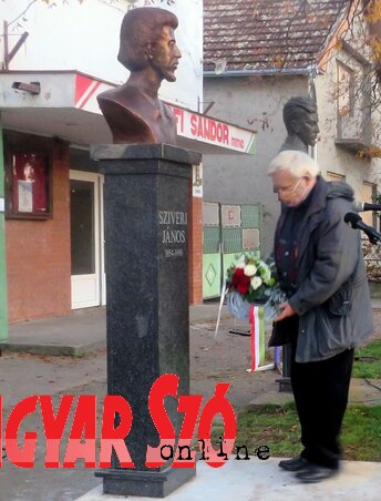 Csorba Béla írótárs elhelyezi a kegyelet virágait Csorba Béla írótárs elhelyezi a kegyelet virágait