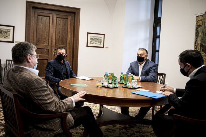 Orbán Viktor a gazdasági kamara képviselőivel (Fotó: MTI) Orbán Viktor a gazdasági kamara képviselőivel (Fotó: MTI)