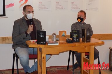 Orcsik Rolandot új kötetéről Patócs László kérdezi (Fotó: Szögi Csaba)