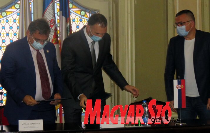 A szerződést Walid Madwar és Simo Salapura írta alá (Kecskés István felvétele) A szerződést Walid Madwar és Simo Salapura írta alá (Kecskés István felvétele)
