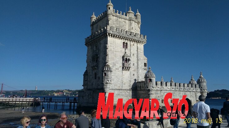 Liszabonban, a Belém bástyánál pihennek a turisták Liszabonban, a Belém bástyánál pihennek a turisták