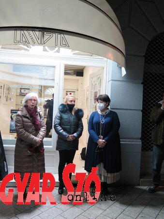 A tárlat megnyitója, Jasna Jovanov (balról), Snežana Petrović és Vesna Maroš