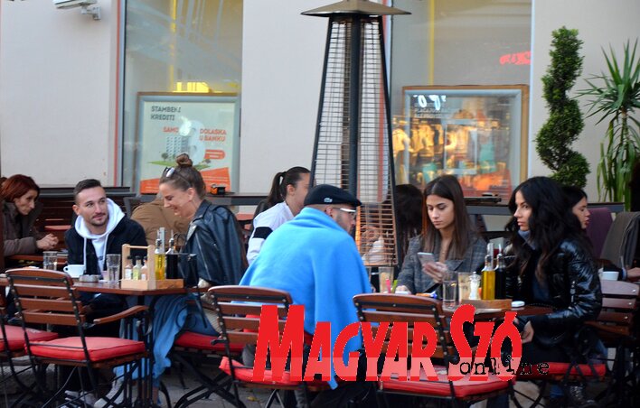 A városban egyre rosszabb a járványügyi helyzet, de egyelőre nem vezetik be a rendkívüli helyzetet. A kávézók és klubok továbbra is nyitva maradnak