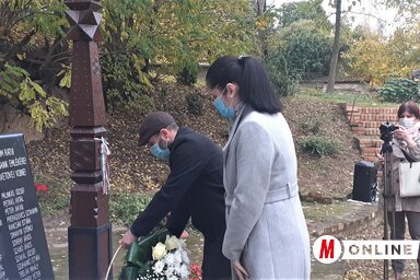 Az önkormányzat koszorúját Szatmári Adrián és Mentus Lívia helyezte el a most felavatott emléktáblánál