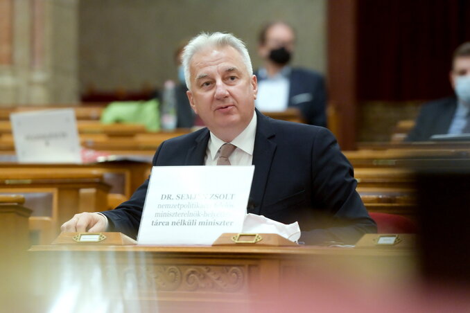 Semjén Zsolt kérdésekre válaszol a bizottság ülésén (Fotó: MTI)